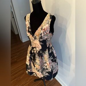 Vince Camuto dress size 4. Hits mid-thigh, I’m 5’9’’ ****HAS POCKETS